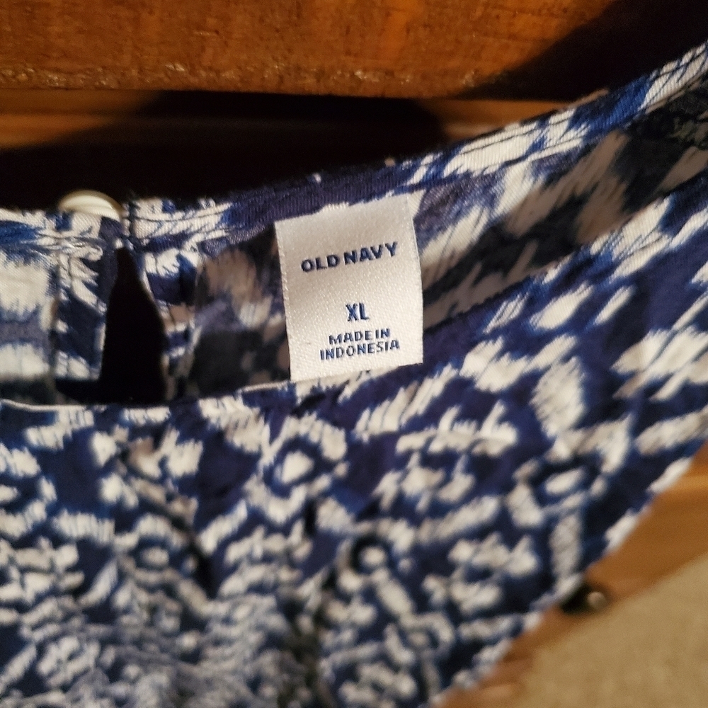 OLD NAVY Sleeveless Navy and White Top.  Size XL - Picture 4 of 5